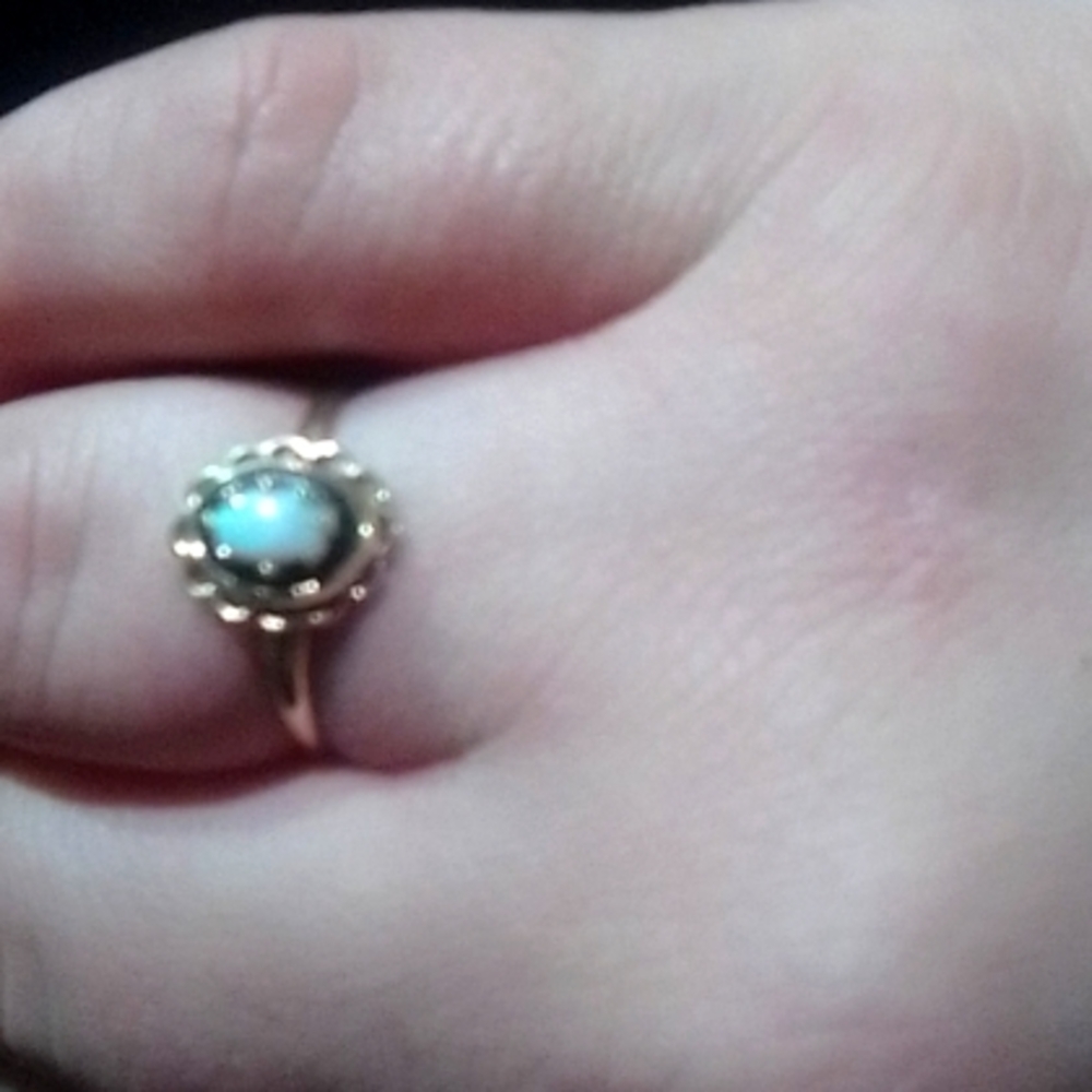 10k gold ring w opal